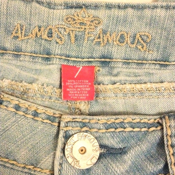 Almost Famous Crystal Pocket DISTRESS High Rise LIGHT BLUE Capris Sz 7 Sun Fade - Picture 13 of 16